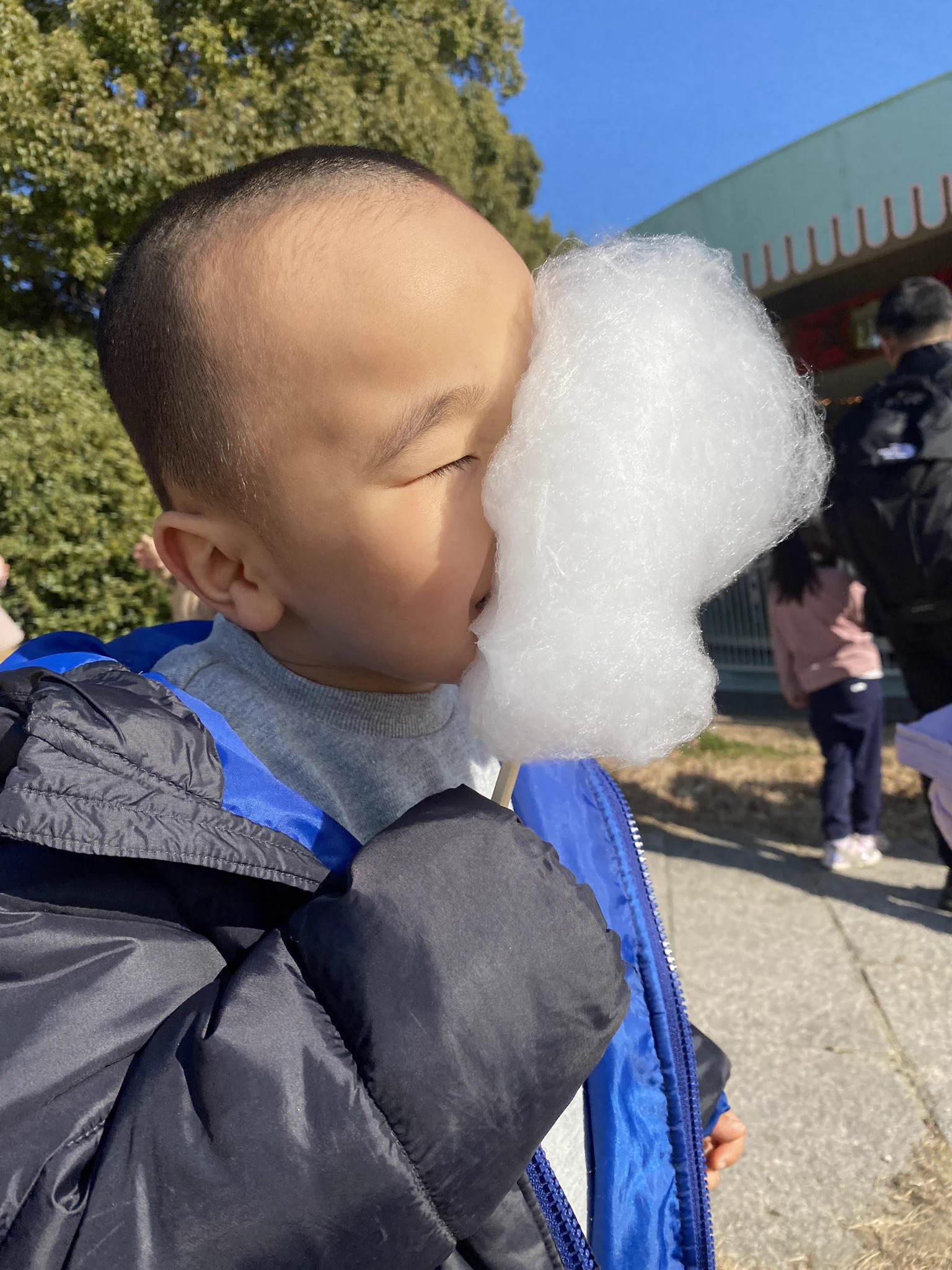@NatsuTagu 可愛いw
こちらうちの初めてわたあめ食べて感動してる3歳児です 