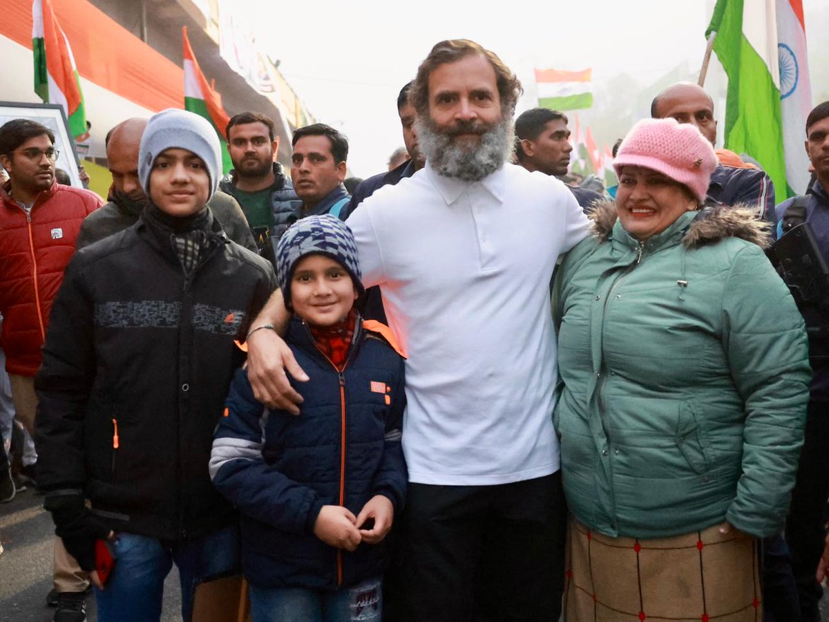 bharatjodo's tweet photo. एक बार प्यार से बाहें तो पसारिए,
सारा हिन्दुस्तान सीने से ना लग जाए तो कहना!

#BharatJodoYatra https://t.co/nbEcleUCdJ