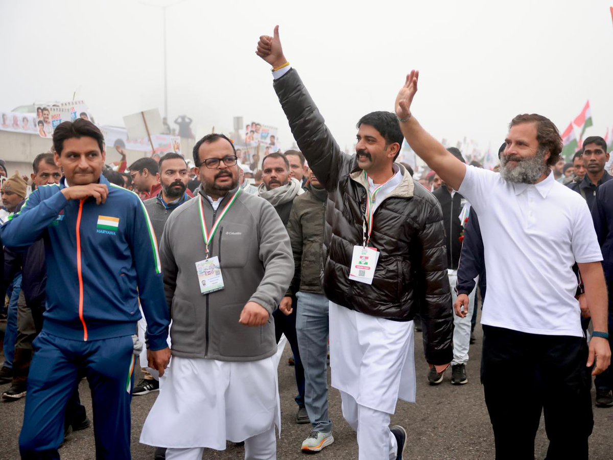 bharatjodo's tweet photo. एक बार प्यार से बाहें तो पसारिए,
सारा हिन्दुस्तान सीने से ना लग जाए तो कहना!

#BharatJodoYatra https://t.co/nbEcleUCdJ