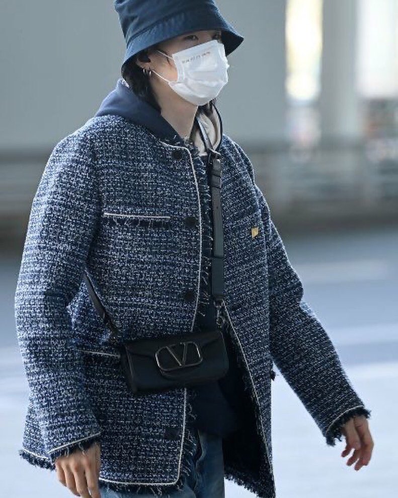 borahae_BTS's tweet photo. — Ya Yoongi llegó al aeropuerto de Incheon dónde partira hacia Los Angeles según K-media a un evento de moda.
🏷
#yoongi #suga #bts #saveflight #btssuga #ʏᴏᴏɴɢɪ #yoongibiased #btsinfo #btsinformation #btsarmy https://t.co/dOfINQqKCe