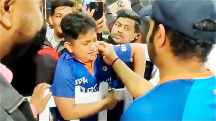 punjabkesari's tweet photo. IND vs SL: स्टेडियम के विंग में खड़े रोते हुए नन्हें फैन को देख पिघला रोहित शर्मा का दिल, आंसू पोंछ क्लीक करवाई फोटो- Video
https://t.co/HcNafqRlZk
#IndiavsSriLanka1stODI #RohitSharma #youngfan #fantears #indiacaptain https://t.co/q8SpNtTmTa