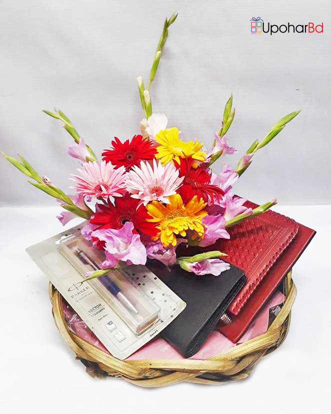 UpoharBD's tweet image. An amazing🎁 #giftpackage to make surprise specially for him. Don't be late to place order for him. For more details visit 👉 upoharbd.com/gift-packages-…
#giftideas #giftforhim #congratulatehim #surprisegift #giftlove #flowers #pen