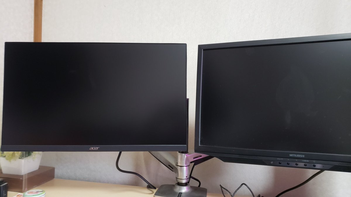 puchi77you's tweet photo. Amazon初売りセールで買ったAcerのゲーミングモニターVG240YSbmiipfx
やっと設置した。皆が言うようにマウスカーソルぬるぬる動くし、ゲームも快適。IPSで画面も綺麗で本当に買ってよかった。左のRDT234WXとデュアルにしてるから余計にこのモニターが凄いと感じる。もう60Hzモニターには戻れない。 https://t.co/bdW56SKKG1