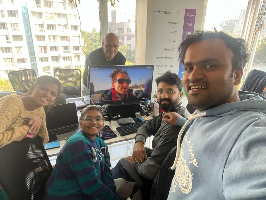 prasadmgade's tweet photo. It's so fun watching @Casey Neistat's vlogs at the office for creative campaign ideas! His energy and passion for storytelling always inspire us to think outside the box                                                     #creativity https://t.co/MvndJVpwJS