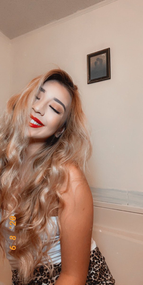 regiinarodella's tweet image. someone tell me not to dye my hair blonde again rn