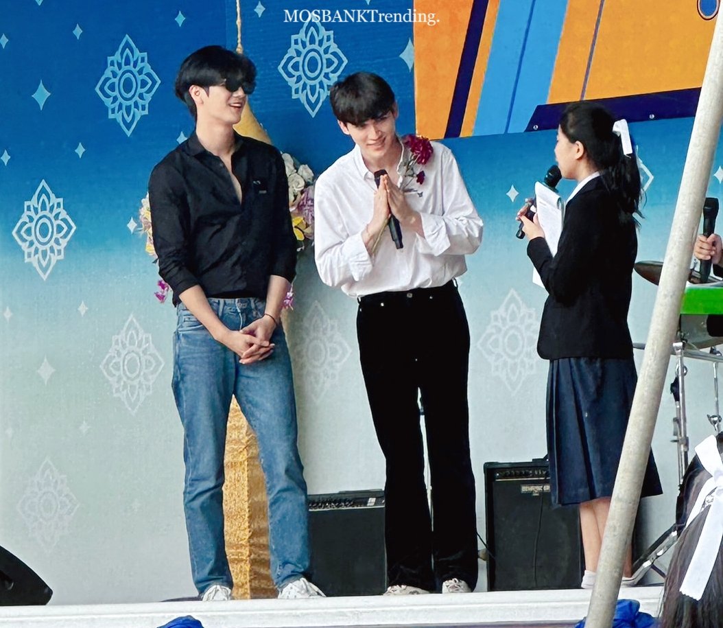 TrendForMosBank's tweet photo. รุ่นพี่แบงค์ #ISBANKY เค้าพาใครมาด้วยค่ะเนี่ย คุณผู้ปกครองส่วนตัวรึเปล่า 😆 ขอสัมภาษณ์หน่อยค่ะ 🎤  #Moslhong 
@mos_psl @Bank_mondop
#BigDragonTheSeries
#มอสแบงค์ #MosBank 
#มอสแบงค์คู่รักนักหยุม https://t.co/QrutkzXHz3