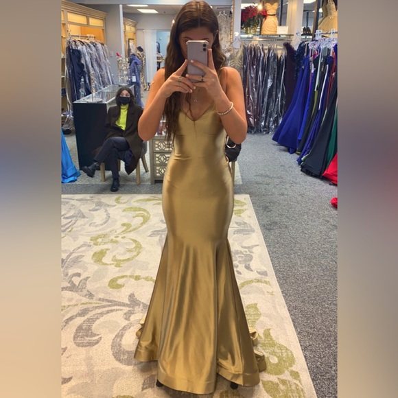 allybwilkinson's tweet photo. So good I had to share! Check out all the items I'm loving on @Poshmarkapp #poshmark #fashion #style #shopmycloset #alyceparis: https://t.co/l0jf5V4dSQ https://t.co/iwpmw7X4Or