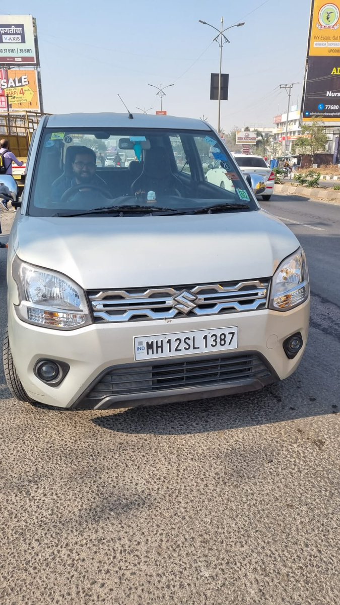ksantoshkrishna's tweet photo. @PuneCityTraffic - Wrong side driving on Pune-Nagar Road in Wagholi.

Date: 10th Jan 2023
Exact Location: Ivy Estate turn near Croma store. 

Please issue e-Challan.

@lonikand https://t.co/z5Wo980l5R