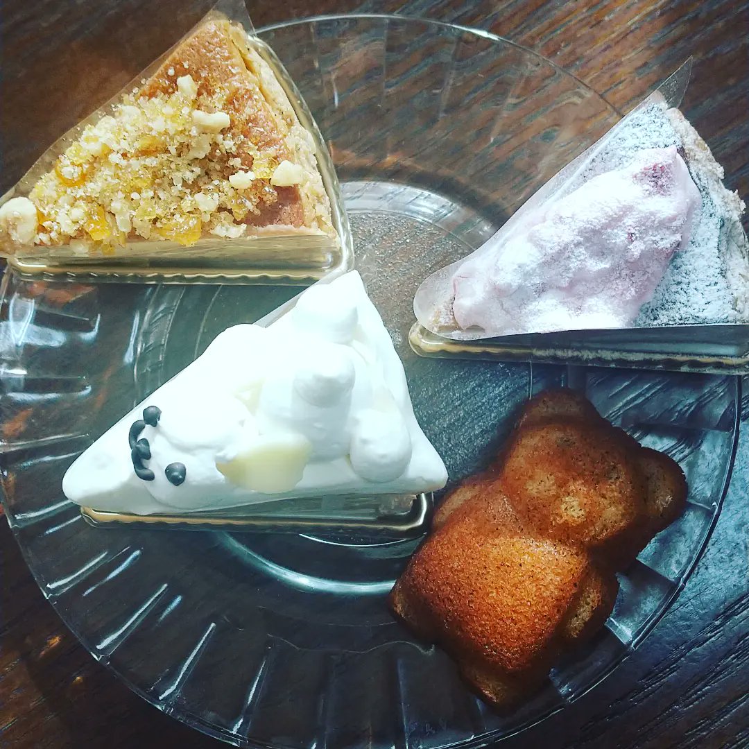 Ko8888Taka's tweet photo. #hiweek
江北町にあるチーズケーキ専門店に行ってきました🚙
可愛らしいちっちゃなお店🏠️💕
今週限定のいちごバスク🍓、期間限定のキャラメルナッツコーヒー🥜☕️、定番の天使のバスク😇、くまごろう🧸
チーズケーキ🧀はレアチーズ並みになめらかで、くまごろう🧸とやらの焼菓子は外サク、中ふわ☁️ https://t.co/waVWN3p49X