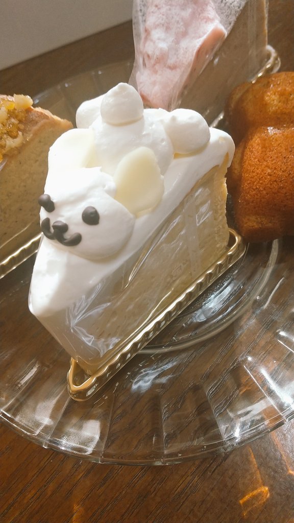 Ko8888Taka's tweet photo. #hiweek
江北町にあるチーズケーキ専門店に行ってきました🚙
可愛らしいちっちゃなお店🏠️💕
今週限定のいちごバスク🍓、期間限定のキャラメルナッツコーヒー🥜☕️、定番の天使のバスク😇、くまごろう🧸
チーズケーキ🧀はレアチーズ並みになめらかで、くまごろう🧸とやらの焼菓子は外サク、中ふわ☁️ https://t.co/waVWN3p49X