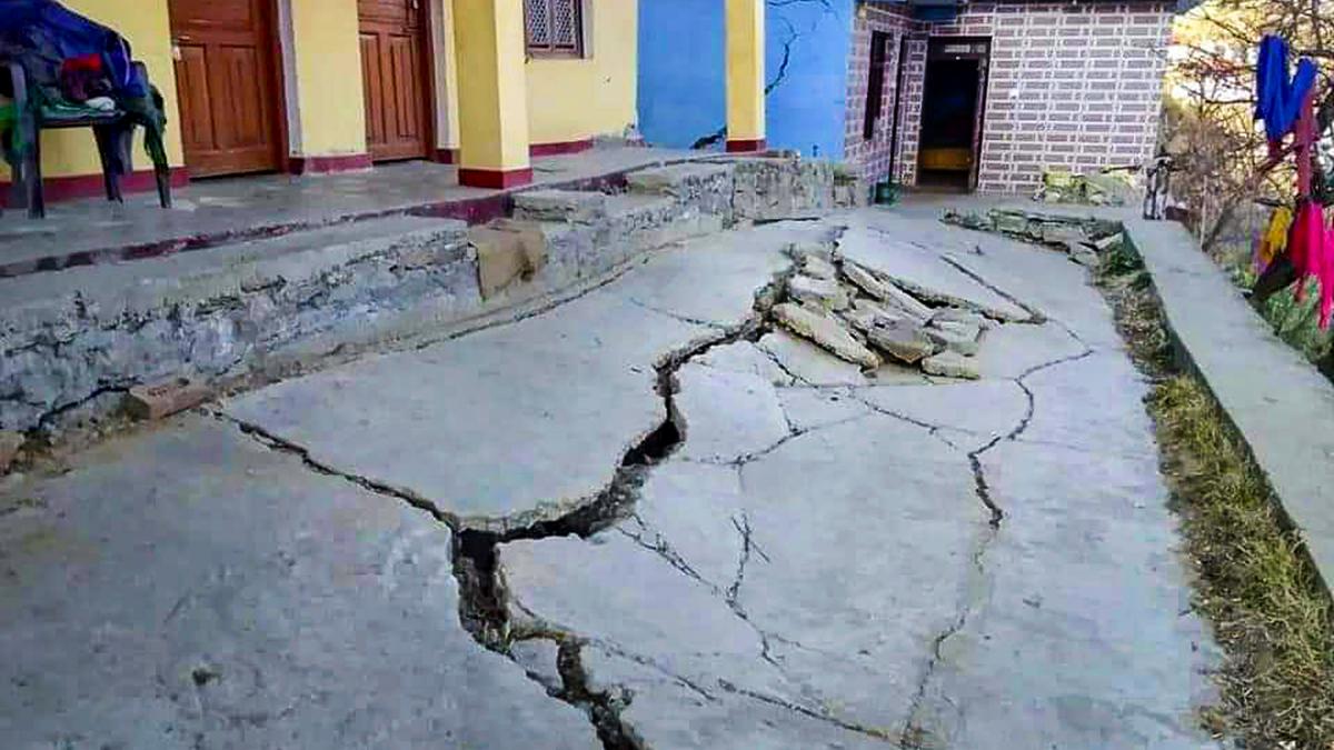 #Joshimath is a #disaster in the making since 1976; why #Himalayan cities are fragile & what needs to be done for #disaster -proofing! More on this panel discussion on @sansad_tv 👇
#JoshimathIsSinking @Anoopnautiyal1  @iowcmcgill @NoNatDisasters @pushkardhami @ANINewsUP