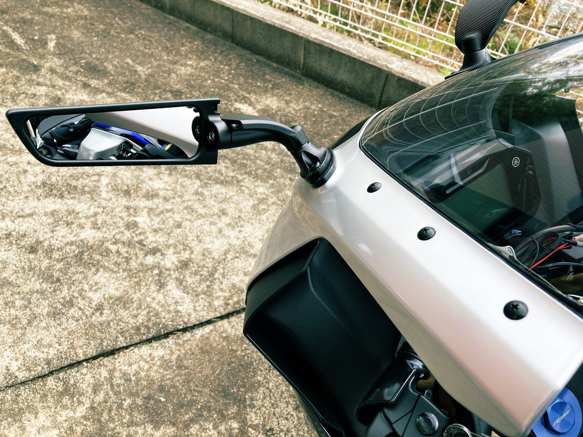 Amitie_23's tweet photo. 正月カスタム第七弾

以前Twitterしたウィング？ステルス？ミラー取り付け❗️
レバーガードと相まって……Mantis‼️
回転部のネジが柔いのでバネ座金入れました。尖ってるのでカバーに穴あきそうw
2284円也。

#YZF
#R15
#V4
#YAMAHA
#ウィングミラー
#ステルスミラー https://t.co/s66UmuAJLC