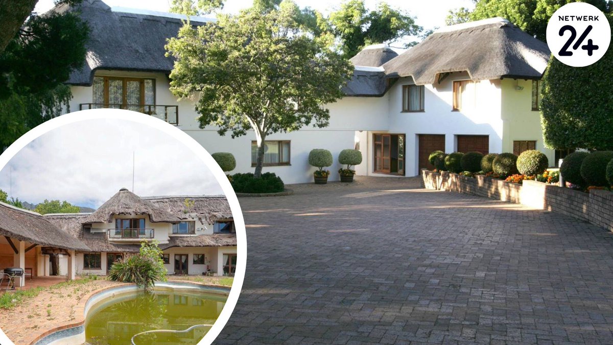 volksbladnuus's tweet image. 📸 KYK HIER || Margaret Thatcher het hier tuisgegaan, huursoldate het om die swembad gekuier en die #Guptas was die laaste eienaars. Maar nou staan ’n peperduur Kaapse spoghuis vervalle en wag op ’n nuwe eienaar – mits hy of sy R20 miljoen kan opdok. 👉🏼bit.ly/3QpyL0J