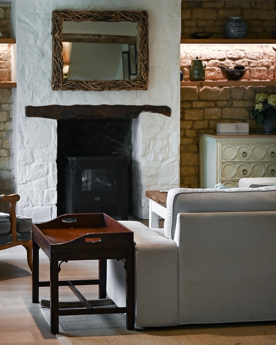ALL THE PRETTY PLACES | In this room in a holiday cottage in the Cotswold in England, I had so many lovely conversations with <a href="/juliepaisley/">Julie Paisley</a> @highheeledartist and @stephaniemasonandco last September

We were there for Julie's 'All the pretty places' retreat! How nice it was to exp