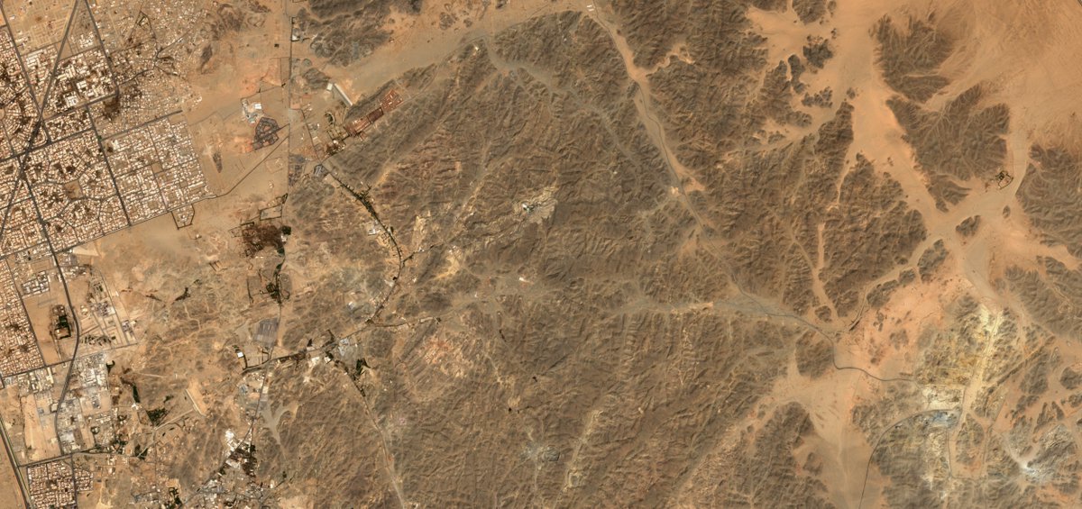 Freelan2English's tweet photo. صور من القمر الصناعي الأوروبي Sentinel-2A للجبال شرق مدينة جدة قبل وبعد الأمطار هذا الموسم تظهر انتشار الغطاء النباتي:
1/1/2023      13/10/2022 

#جدة
#جدة_الأن https://t.co/Sd512SMRod