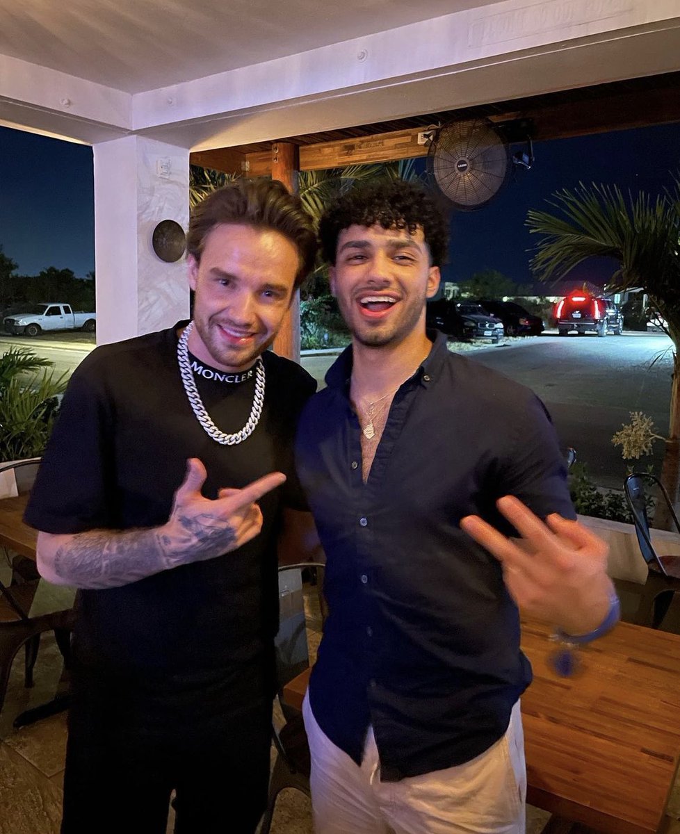 updatingljp's tweet photo. 📸 @LiamPayne with a fan in Turks and Caicos recently!

via pwrdup6 on Instagram. https://t.co/LG9gZE4fTI