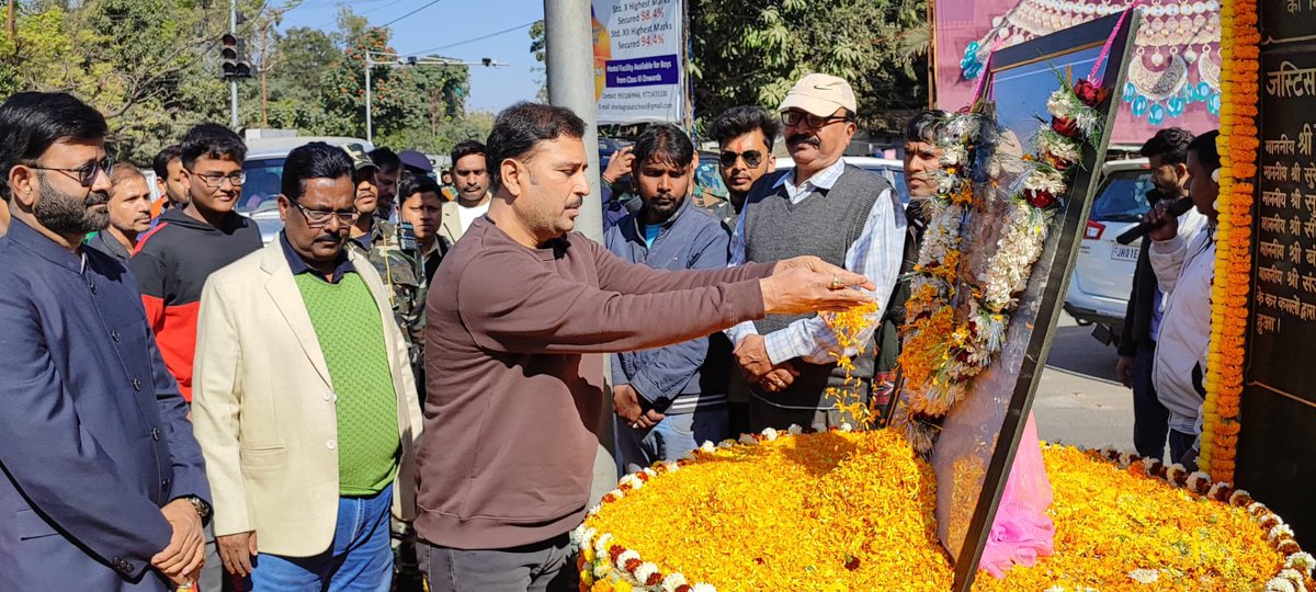 SudeshMahtoAJSU's tweet photo. झारखण्ड के प्रथम मूलवासी उच्च न्यायालय न्यायाधीश तथा झारखंड आन्दोलन के प्रणेता जस्टिस एलपीएन शाहदेव जी की पुण्यतिथि पर उनके छायाचित्र पर माल्यार्पण कर श्रद्धांजलि अर्पित की। https://t.co/qoMyAsqaXr