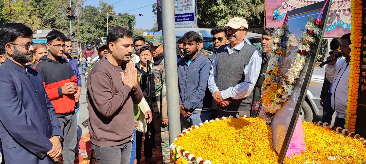 SudeshMahtoAJSU's tweet photo. झारखण्ड के प्रथम मूलवासी उच्च न्यायालय न्यायाधीश तथा झारखंड आन्दोलन के प्रणेता जस्टिस एलपीएन शाहदेव जी की पुण्यतिथि पर उनके छायाचित्र पर माल्यार्पण कर श्रद्धांजलि अर्पित की। https://t.co/qoMyAsqaXr