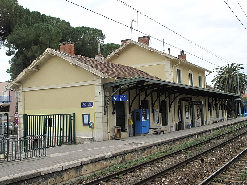 RadioBabboleo's tweet photo. Un migrante è morto folgorato dopo essere salito sul tetto di un treno regionale francese, partito dalla stazione ferroviaria di #Ventimiglia. Il corpo è stato trovato verso le 18.30 di ieri alla stazione di Menton Garavan (Francia). https://t.co/RktnsVXruO