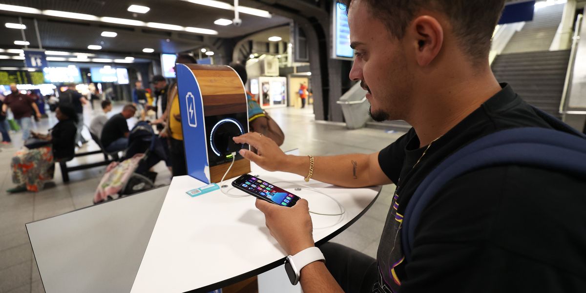 Juice jacking: el peligroso ciberataque por cargar el móvil en sitios públicos dlvr.it/Sgdlht