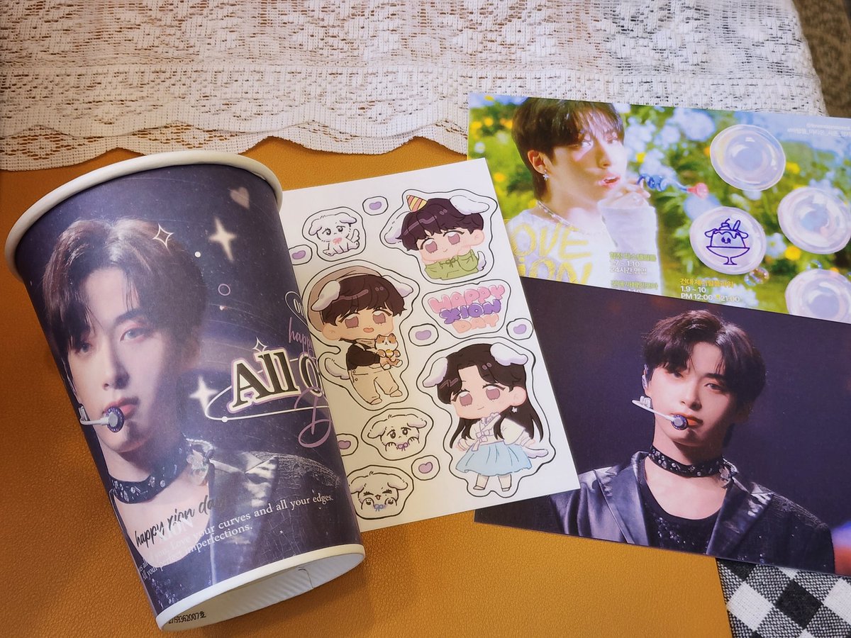 aEllia_stelle_'s tweet photo. 23.01.07
Place. CAFE IN MOA

파워숀프 시온이 홈마님들 중에서 제일 좋아하는 홈마님 생카💜
작년에도 올해도 너무너무 예쁜 사진들 가득 담아주셔서 감사합니다💜

해오름달 열흘, 달님들의 방울대장 시온아, 태어나줘서 고마워💜

#ALL_OF_XION https://t.co/O1d0HbwSMR