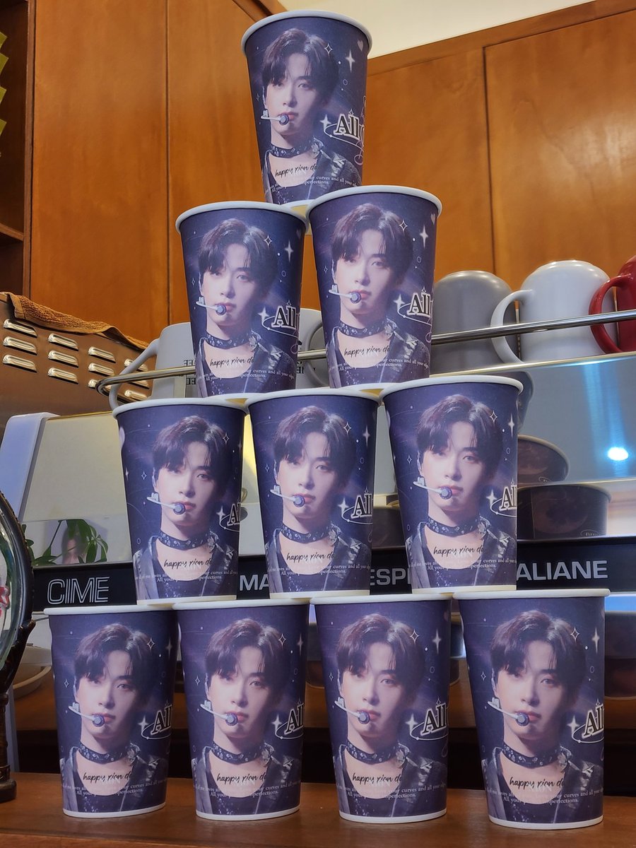 aEllia_stelle_'s tweet photo. 23.01.07
Place. CAFE IN MOA

파워숀프 시온이 홈마님들 중에서 제일 좋아하는 홈마님 생카💜
작년에도 올해도 너무너무 예쁜 사진들 가득 담아주셔서 감사합니다💜

해오름달 열흘, 달님들의 방울대장 시온아, 태어나줘서 고마워💜

#ALL_OF_XION https://t.co/O1d0HbwSMR