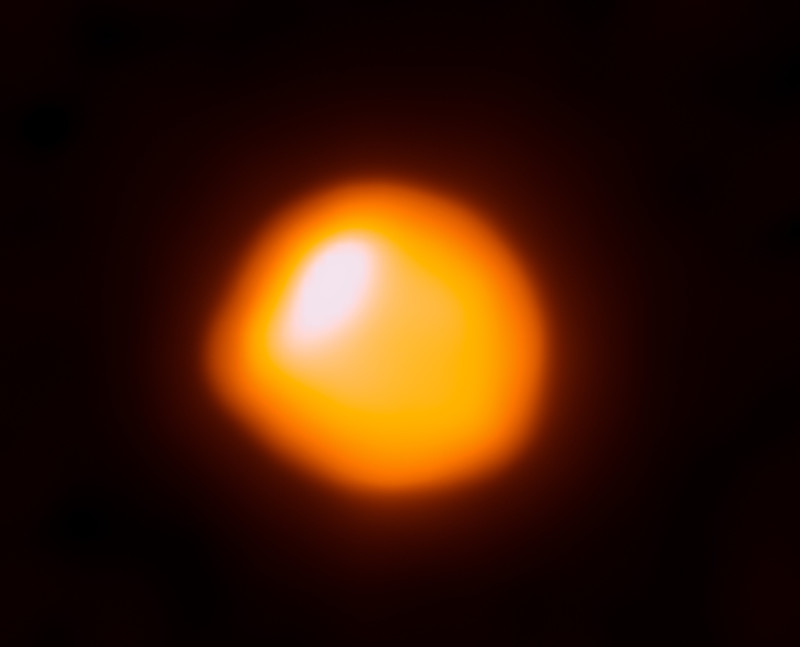 estelsiplanetes's tweet photo. Aquest és el supergegant vermell Betelgeuse, imatge capturada pel complex ALMA Xile.
És un estel a les portes de la mort. Serà supernova en qualsevol moment (pot ser ara o en 100.000 anys). Es troba a 724 anys llum de distància i serà un espectacle visual en el cel. Obro fil 👇 https://t.co/7Vb6wCHMG2
