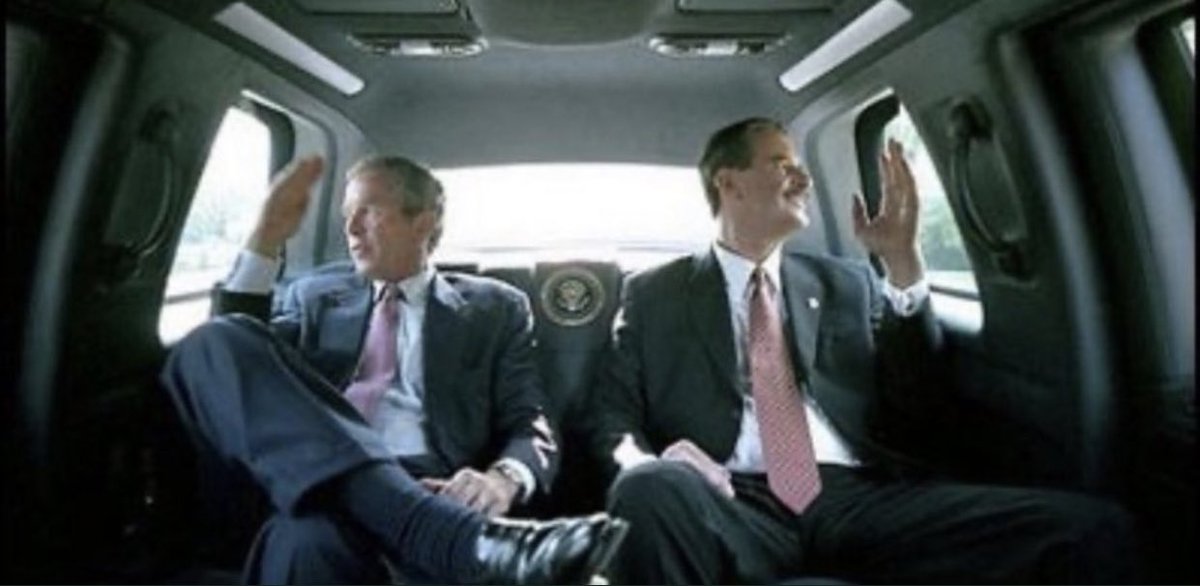 PelonGomis's tweet photo. Esdeke nunca un presidente de Estados Unidos había subido a un presidente de México a su coche... Cierto, mascotas del bienestar, tienen toda la razón... ¡Con una traductora, NUNCA! 
😂🤣 https://t.co/IP2AYRaRqN