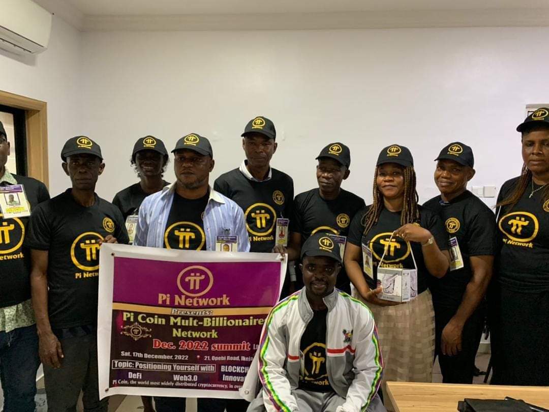 PiNewsMedia's tweet photo. As the #PiNetwork team is holding the #PiHackathon, pioneers from all over the world are still active and bartering with the community, and their smiles cannot cover their love for Pi.📈

The Pioneer in the picture is from the city of Lagos, Nigeria 🇳🇬 https://t.co/ub1nu1wbV7