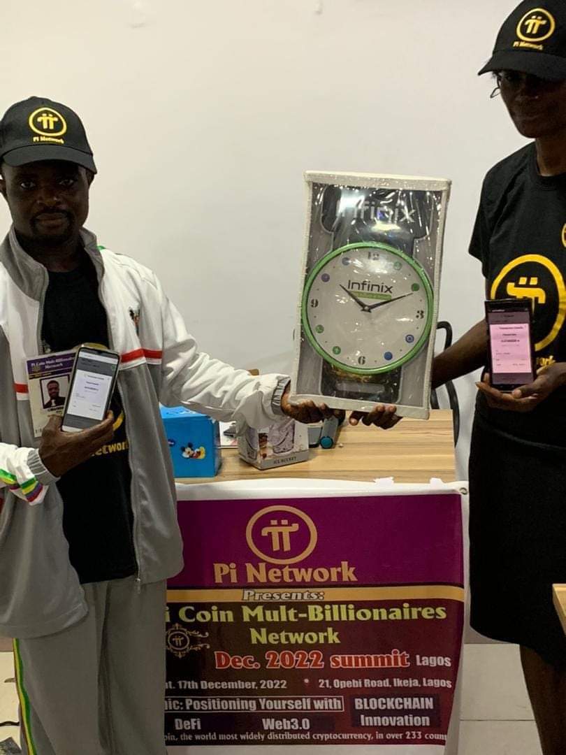 PiNewsMedia's tweet photo. As the #PiNetwork team is holding the #PiHackathon, pioneers from all over the world are still active and bartering with the community, and their smiles cannot cover their love for Pi.📈

The Pioneer in the picture is from the city of Lagos, Nigeria 🇳🇬 https://t.co/ub1nu1wbV7