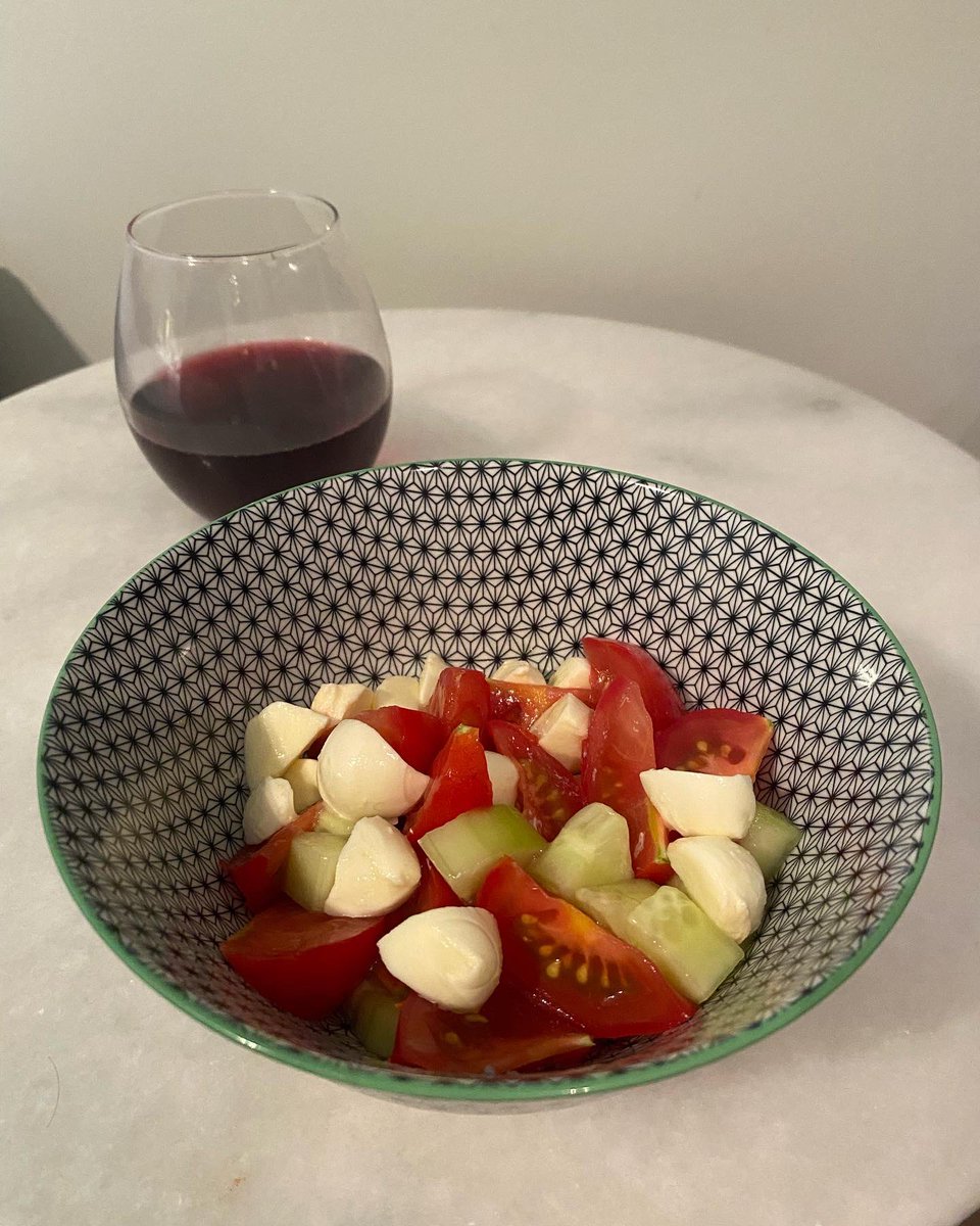 Healthy kick off to the week with some super fresh tomatoes and cucumber with some mozzarella and the classic olive oil and salt dressing. Amazing! #dinnertime #food #instafood #salad #fresh #tomatoes #tomatosalad #cucumber #mozzarella #oliveoil #tasty #healthy #healthyfood