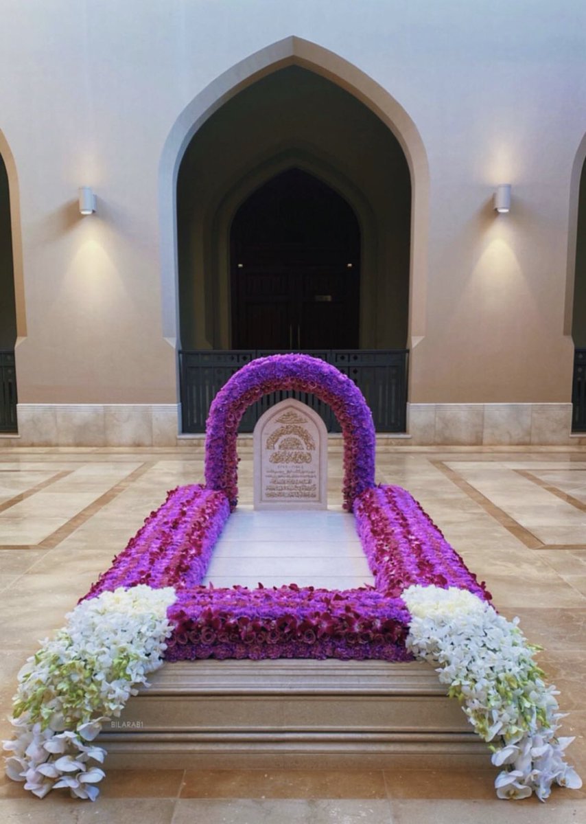 RoyalOmanFamily's tweet photo. قبر جلالة السلطان #قابوس_بن_سعيد 
-طيب الله ثراه- محاطاً بالورود في #الذكرى_الثالثة لوفاة جلالته

#أعز_الرجال_وأنقاهم https://t.co/wEUOwDgS8F