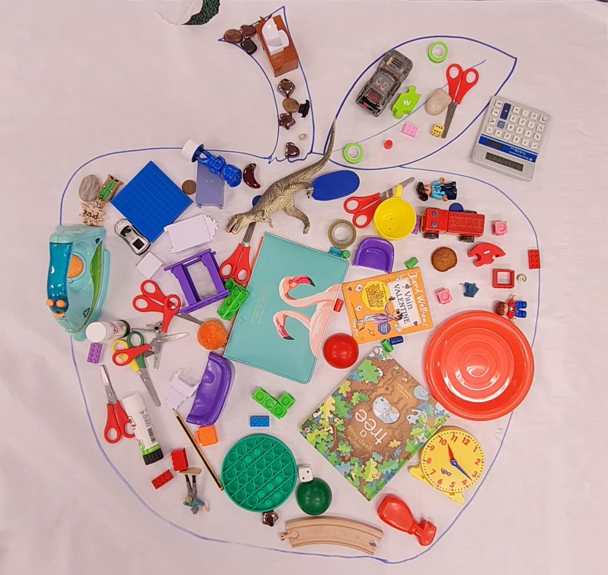 firsprimarysale's tweet image. #Y1Apple were inspired by artist Tony Cragg, who creates art with things he finds around the house. What do you think about our transient art collage? #art #teamwork #transientart