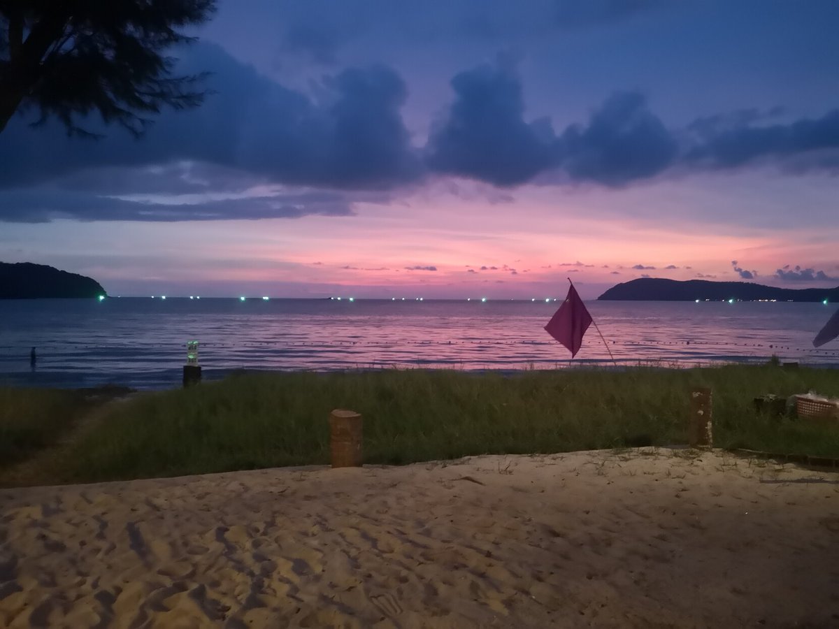 hackerbeach's tweet image. Time-appropriate greetings, everyone! The sun just set on the beach again, but there are still many sunsets to enjoy this January! The gathering is slowly growing, there are private rooms for less than $20, and there&apos;s food f…
kosmos.social/@hackerbeach/1…