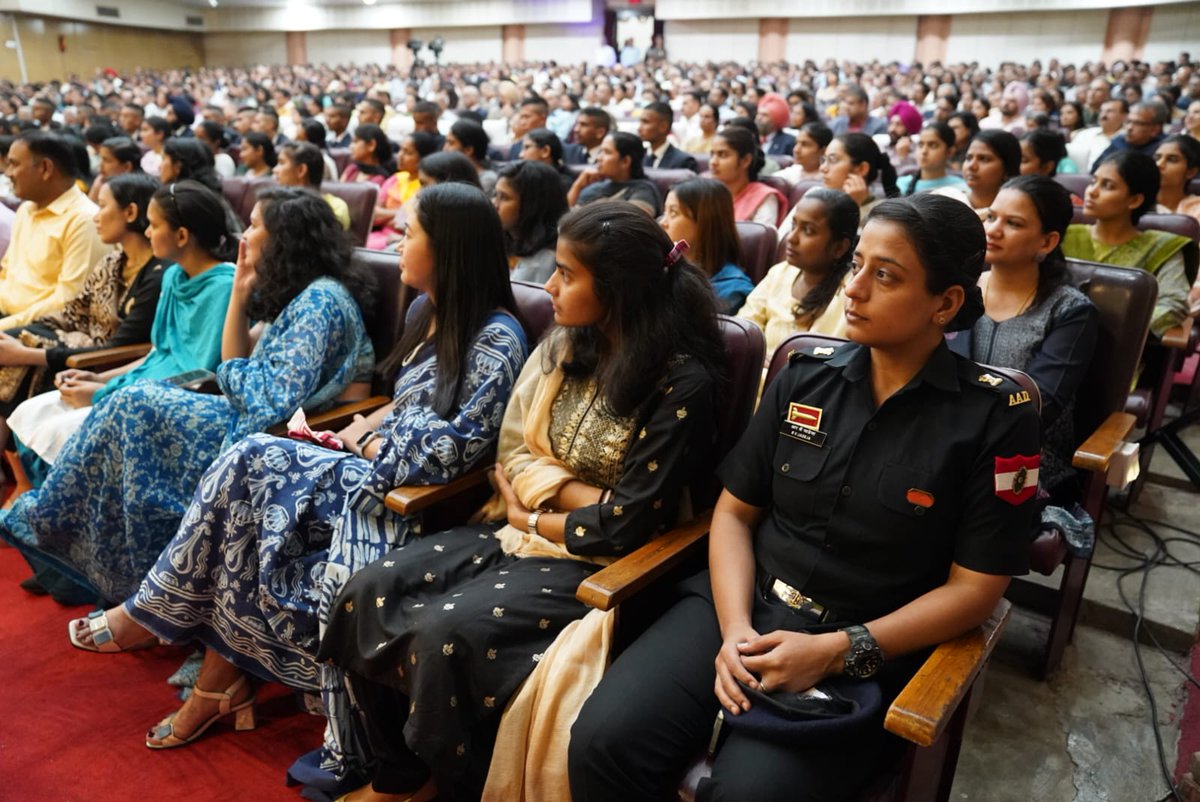 SadhguruJV's tweet photo. .@IaSouthern- Always a joy interacting with the men &amp; women in uniform who have placed the wellbeing of the Nation above their own. When you have conquered yourself, no external force can conquer you. May you know this possibility through Yoga. My Best Wishes &amp; Blessings. -Sg https://t.co/Gry9P3JHtc