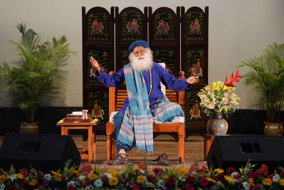 SadhguruJV's tweet photo. .@IaSouthern- Always a joy interacting with the men &amp; women in uniform who have placed the wellbeing of the Nation above their own. When you have conquered yourself, no external force can conquer you. May you know this possibility through Yoga. My Best Wishes &amp; Blessings. -Sg https://t.co/Gry9P3JHtc