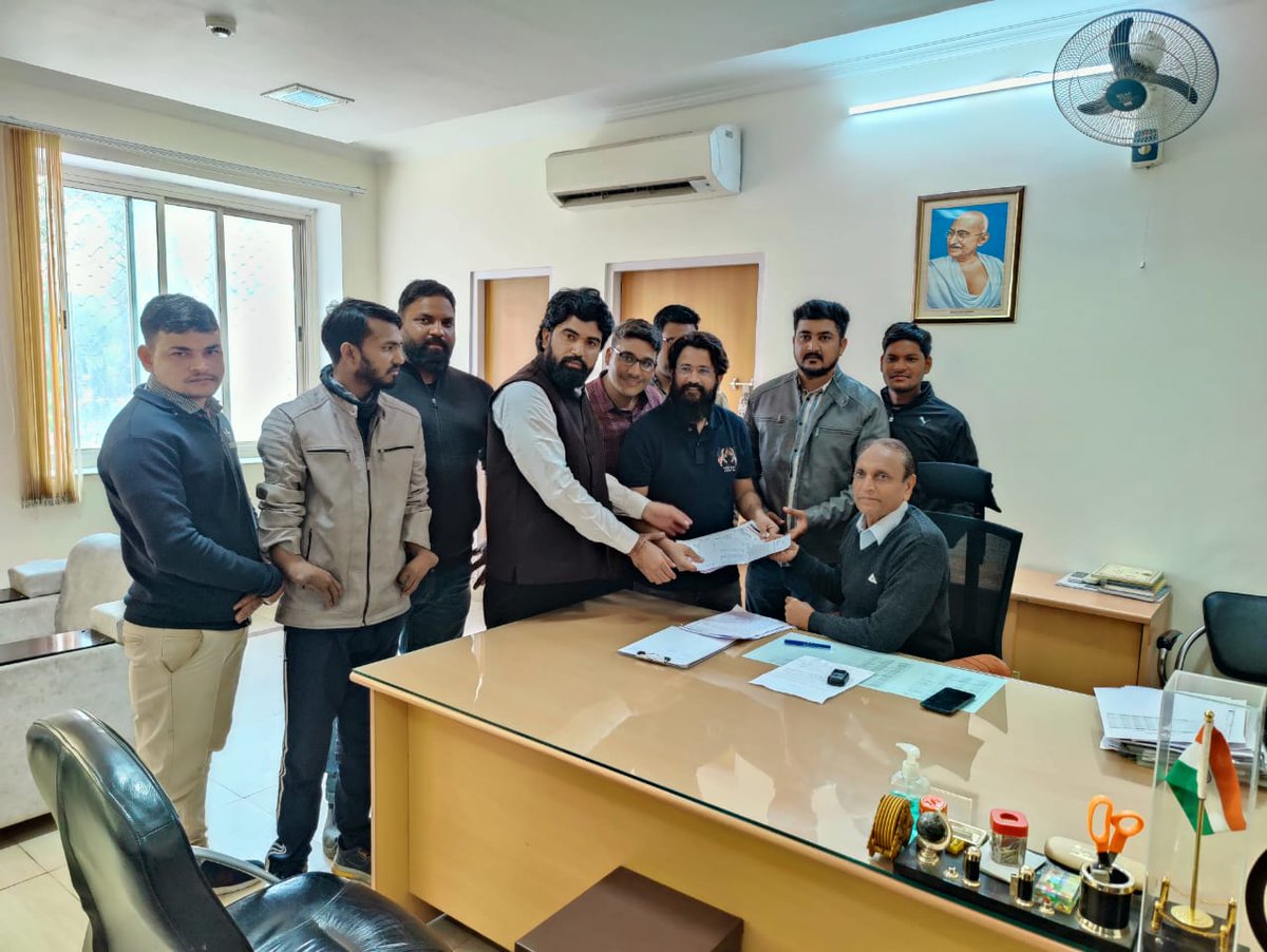 vinodmittal9's tweet photo. कंप्यूटर अनुदेशक भर्ती का परिणाम जल्दी जारी करने, सूचना सहायक भर्ती की प्रक्रिया शुरू करने सहित कई मांगों को लेकर बेरोजगारों ने किया चयन बोर्ड कार्यालय पर प्रदर्शन। https://t.co/5CICuAi5Sa
