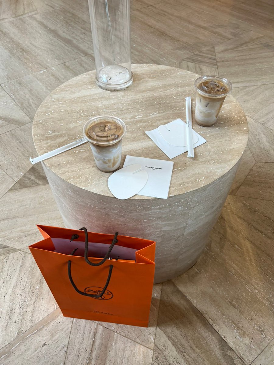 OMG I ordered a no sugar Americano. But what I got is.... Employees are willing to take responsibility. But I refused because I didn't want her salary to be deducted.