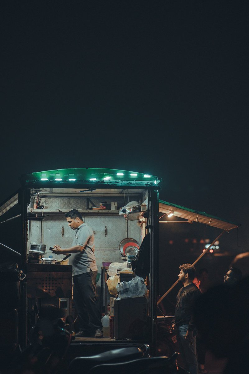 Menon_Vishnu_'s tweet photo. https://t.co/KLcI1QleMM

#momentsbyvishnu - Your #Weekly dose of #photography  (Week 9)
#streetphotography @FujifilmXIndia
Food is just an excuse, all he serves is love and stories to remember.
A chef turned food trucker has and his magic with masalas is worth a try! https://t.co/jMi4RFrU3S