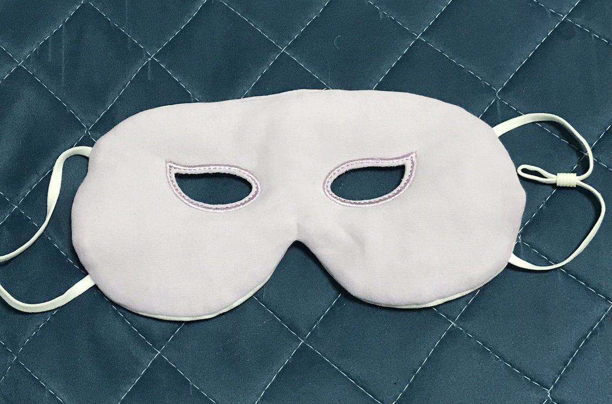 最近保湿マスクだか保温マスクだか買おうって事になって買ったんだけど、これ着けて鏡見たらアレがいた 