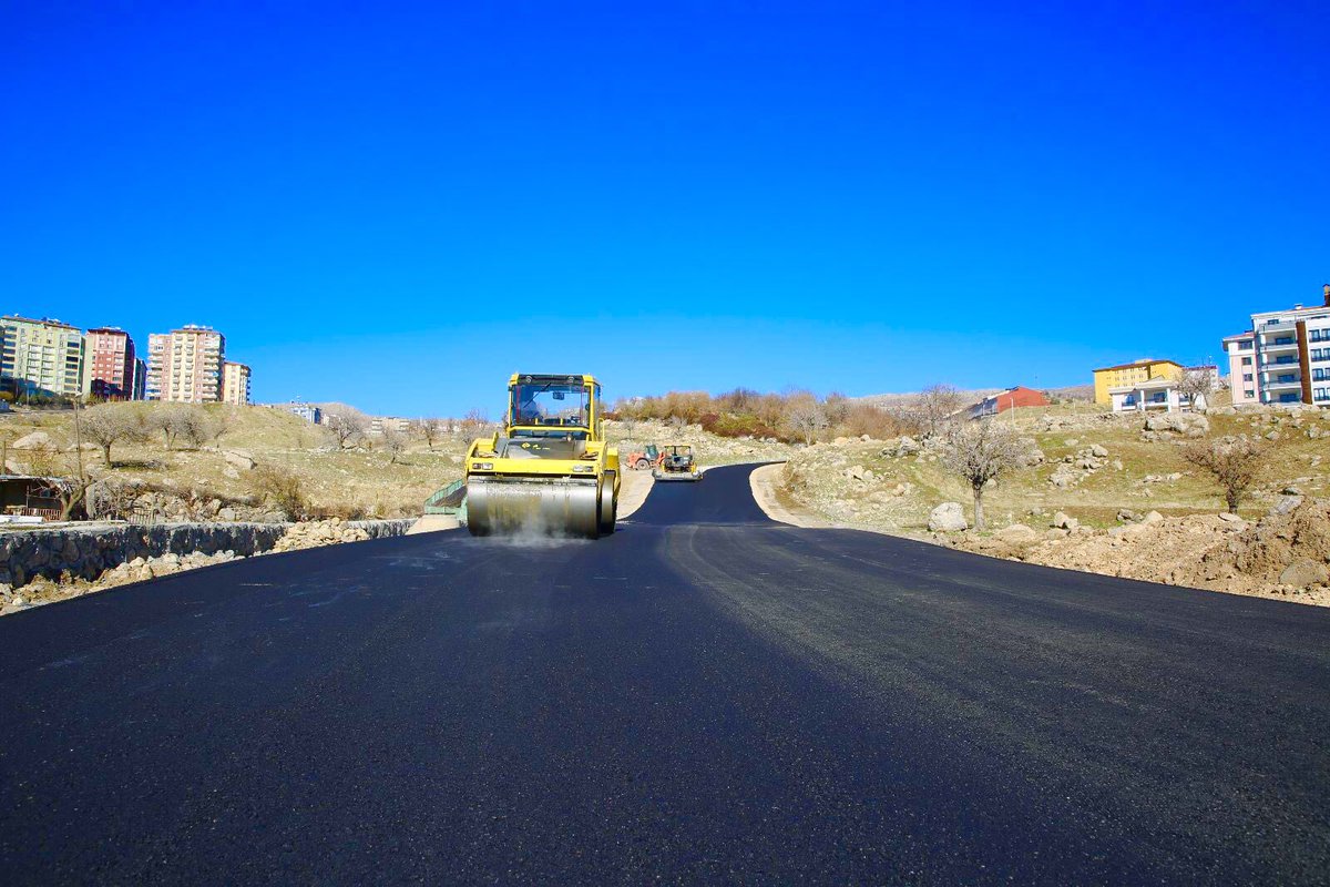 Mehmet_Yarka's tweet photo. ✅Yeni imar yolları ve bağlantı noktaları ile şehrimizin ulaşım alt yapısını daha güvenli ve konforlu hale getiriyoruz.

Gündoğdu Mahallesi 24. Cadde-Çevre Yolu bağlantı noktasında tamamladığımız alt yapı ve güçlendirme çalışmaları akabinde sıcak asfalt serimine başladık.
+ https://t.co/jHAMt4TPUn