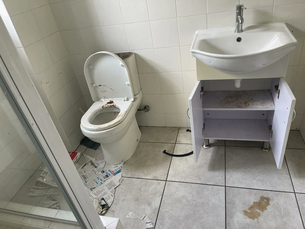 ProcleanKomani's tweet photo. Spring cleaning not your cup of tea?
Leave it to us, our Procleaners will do the trick.

All you have to do is contact us on 045 838 5757 to make a booking, alternatively visit us at 10 Bert Strauss street, Queenstown (Ngasezigusheni)
#cleaningmadeeasy
#procleaners https://t.co/KkTUgEIrj7
