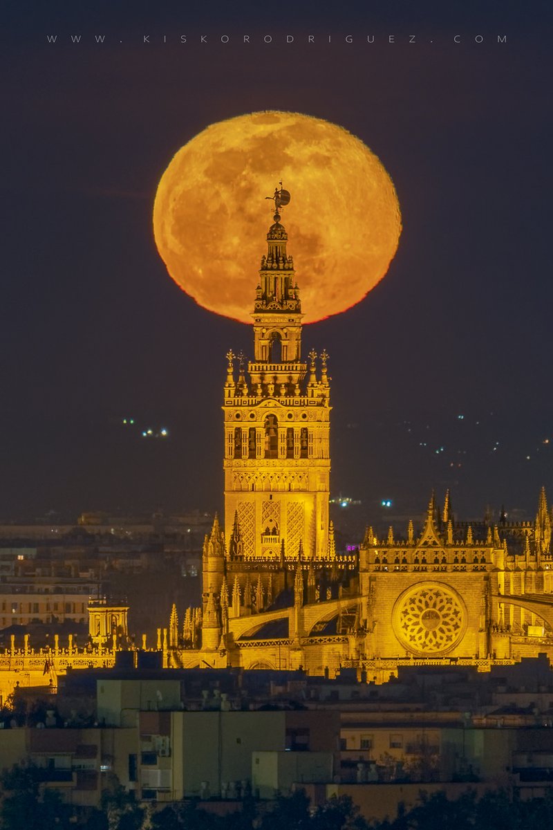 Full moon is Sevilla, Andalucía. 🌝✨
