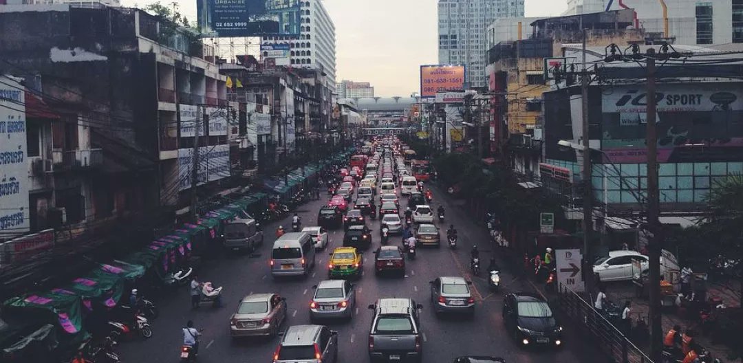 En ville, pour réduire les émissions de CO2 quand le trafic est dense, gardons les bonnes distances de sécurité et limitons les à-coups !

#décarbonation #ZFE #mobilitédurable 

bit.ly/eiver_tip50