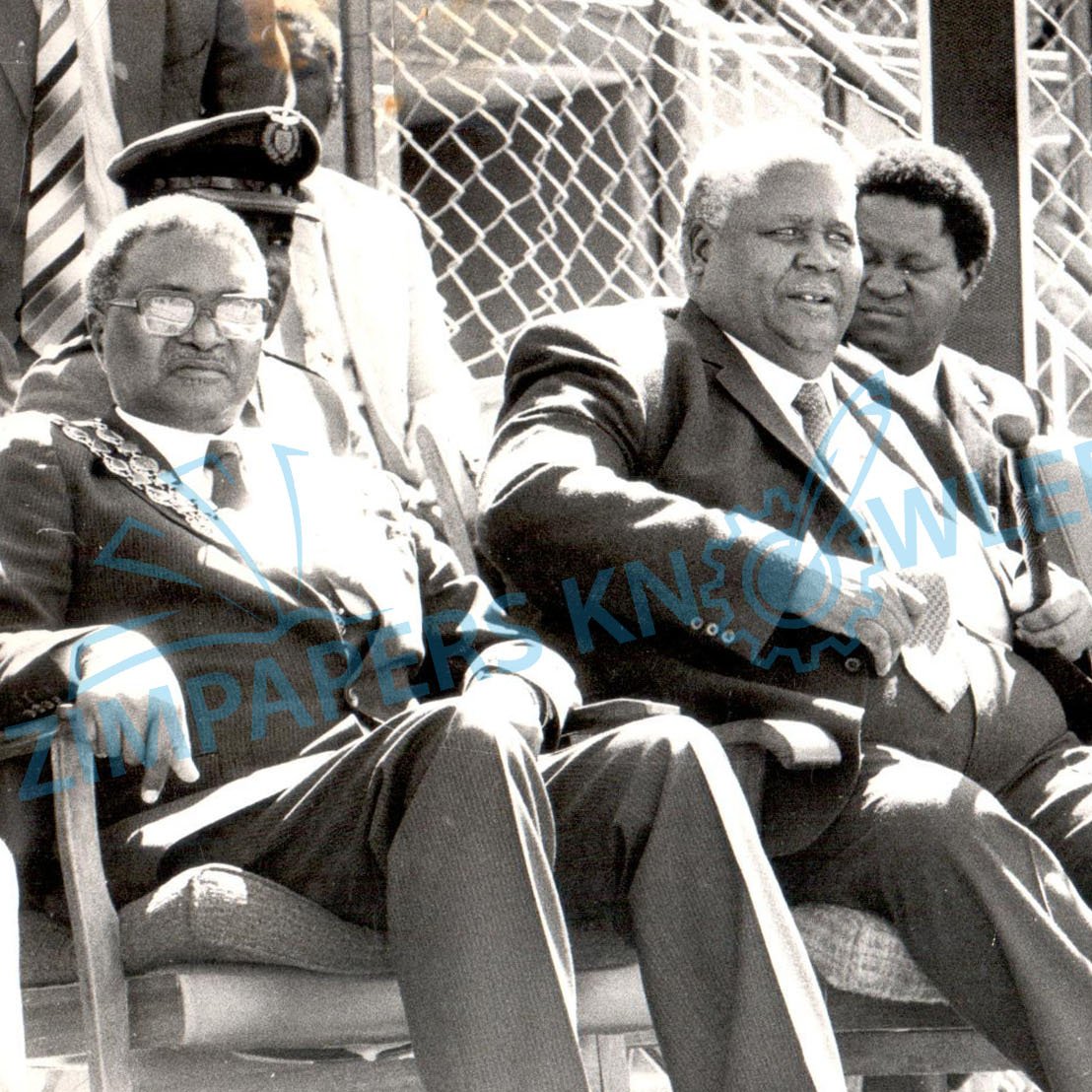 'Umdala Wethu' Joshua Mqabuko Nkomo, alongside the then mayor of Bulawayo, Nicholas Joel Mabodoko. MTSRIP. Date of publication: 19 April 1987 Source:@ZimpapersByo