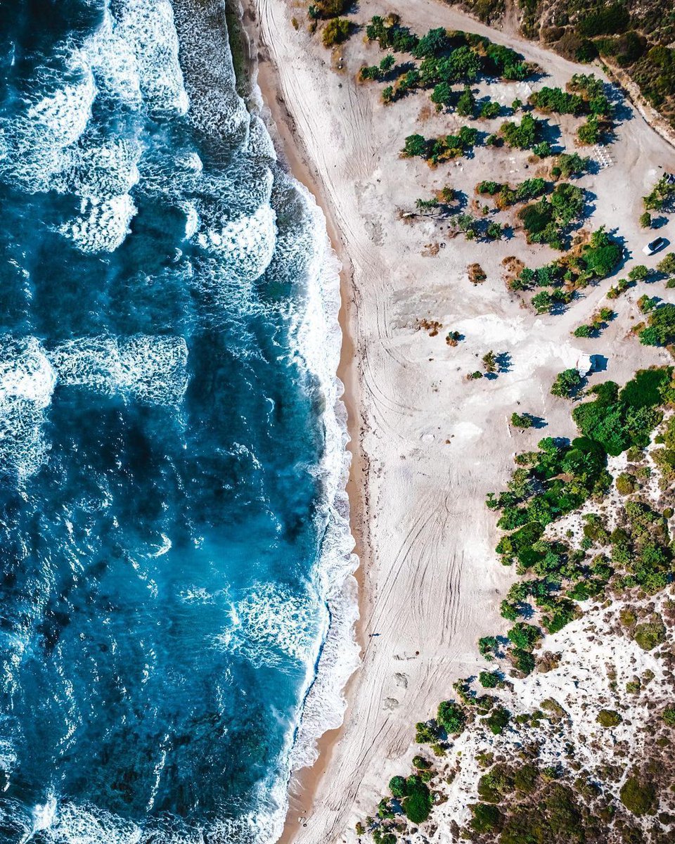 この写真を見たら、イズミルに行きたくなること間違いなし🌊 トルコ西部にあり「エーゲ海の真珠」と呼ばれているイズミルでは、デリックリ湾があなたを待っていますよ☀ 📸 @ semihkayaphoto