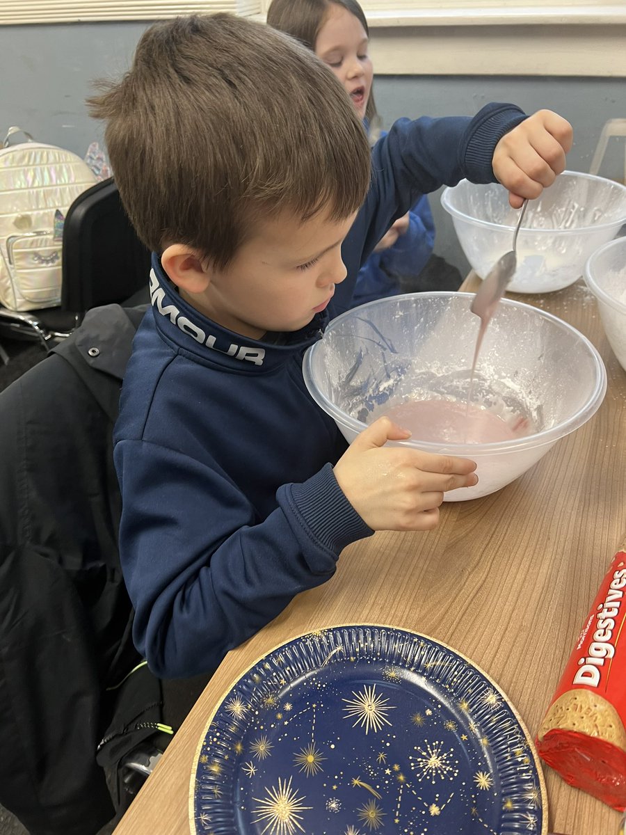 ERAGLENBURN's tweet photo. Schools may be closed but we are still open with our @GvsGlasgow group. Today we are having a creative day starting off by being messy with loads of icing sugar. Let’s see if we can stay clean 🤭 #MessyDay #YoungGlasgow #TeamWork @GlasgowCC https://t.co/mb4NjEySqb