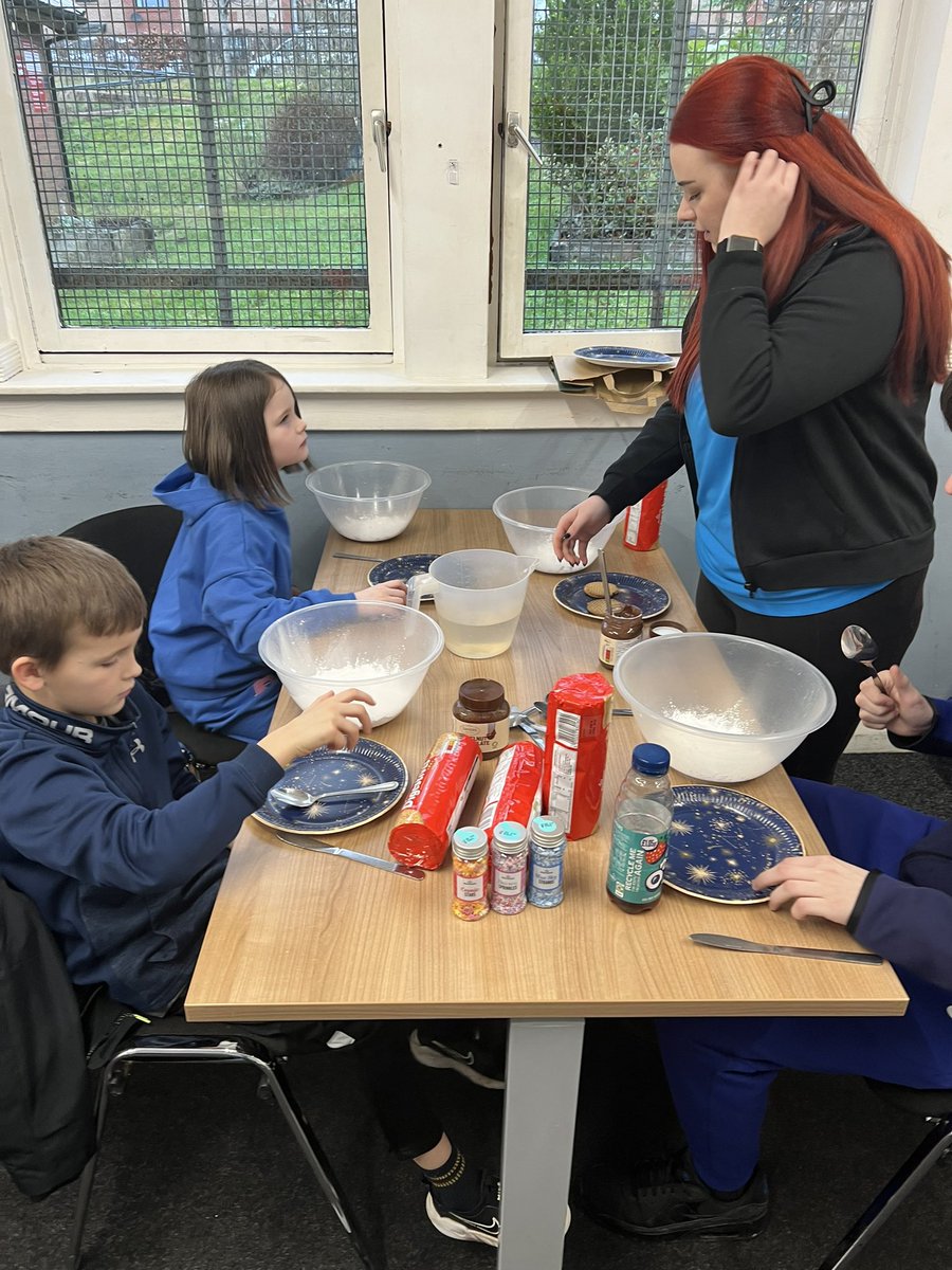 ERAGLENBURN's tweet photo. Schools may be closed but we are still open with our @GvsGlasgow group. Today we are having a creative day starting off by being messy with loads of icing sugar. Let’s see if we can stay clean 🤭 #MessyDay #YoungGlasgow #TeamWork @GlasgowCC https://t.co/mb4NjEySqb