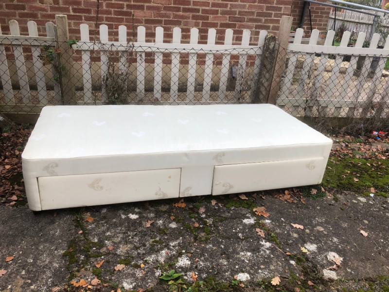 OFFER: Kingsize devan bed base  (Binscombe GU7) ilovefreegle.org/message/962176…