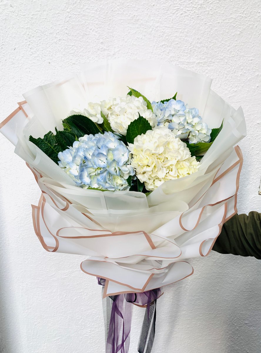 bloomsonlypune's tweet photo. Love can't be expressed with words, but you can share it with a beautiful floral gift indeed.💯♥️
☆Visit : https://t.co/xbo9JBkyFA
#bloomsonly #datedinner❤️ #flowerfields #flowerdeliveryinpune #internationalflorist #luxuryflowers #flowersinindia #flowersdelivery https://t.co/aw2eXoITzc